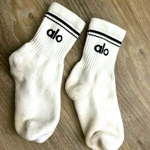 ALO yoga crew socks unisex ( size 8-9)